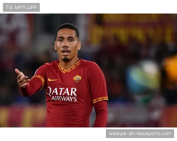 卢克·肖禁区左侧大力抽射差点破门